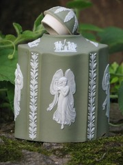 WEDGWOOD RARE TEA CADDY GREEN DIP JASPER AND WHITE RELIEFS OF ZEPHYRS AND GARLAN