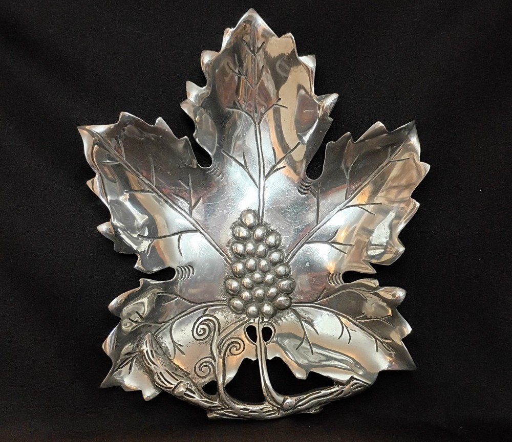 Cast Aluminum 🍇 Grape Leaf 🍇 Serving Tray, Large 12.75″ Beautiful Condition.