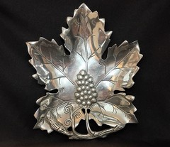Cast Aluminum 🍇 Grape Leaf 🍇 Serving Tray, Large 12.75″ Beautiful Condition.