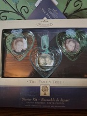 HALLMARK 2003 The Family Tree Keepsake Picture Ornament Display Tree & 5 Frames