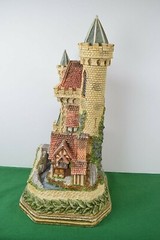 David Winter Premiere Guardian Castle. In box Limited Edition 135 of 1500.