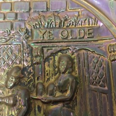 Vintage Brass Wall Plate Pair 10″Old Time Tavern Made in England Rare