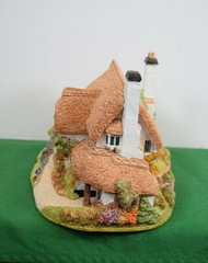 Lilliput Lane Periwinkle Cottage Mint in original box with a deed.