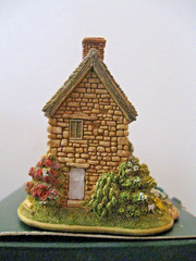 Lilliput Lane Number Three Mint in its original box with a deed. L3015