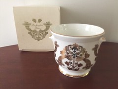 BUCKINGHAM PALACE SOUVENIR PLANTER FINE BONE CHINA GOLD TRIM QUEEN ELIZABETH II