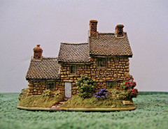 Lilliput Lane Number Three Mint in its original box with a deed. L3015
