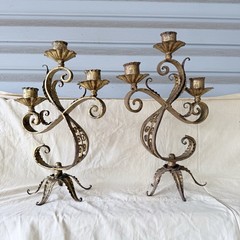LG MID-CENTURY HOLLYWOOD REGENCY ITALIAN FLORENTINE TOLE GILT PAIR CANDELABRA