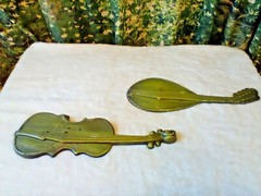 VINTAGE “ROYAL” CAST METAL VIOLIN & MANDOLIN OLIVE GREEN WALL DECOR HANGING 18″