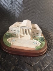 Danbury Mint The U.S. Supreme Court Deluxe Sculpture Washington D.C. Wood Base