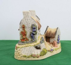 David Winter Secret Shebeen In original box with a COA.