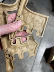 Set Of 2 Sexton Cast Metal Wall Skeleton Keys Gold Brass 1971