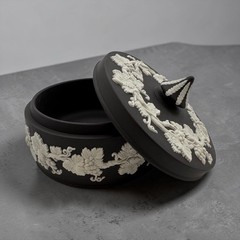 WEDGWOOD Black Jasperware 5″ Round Grapevine TRINKET BOX England UK Grape Leaf