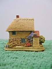 Lilliput Lane The Perfect Gift. Mint in original box. L2952