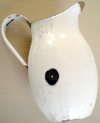 ONE VINTAGE WHITE ENAMEL POT **** UN ANCIEN POT EN ÉMAIL BLANC