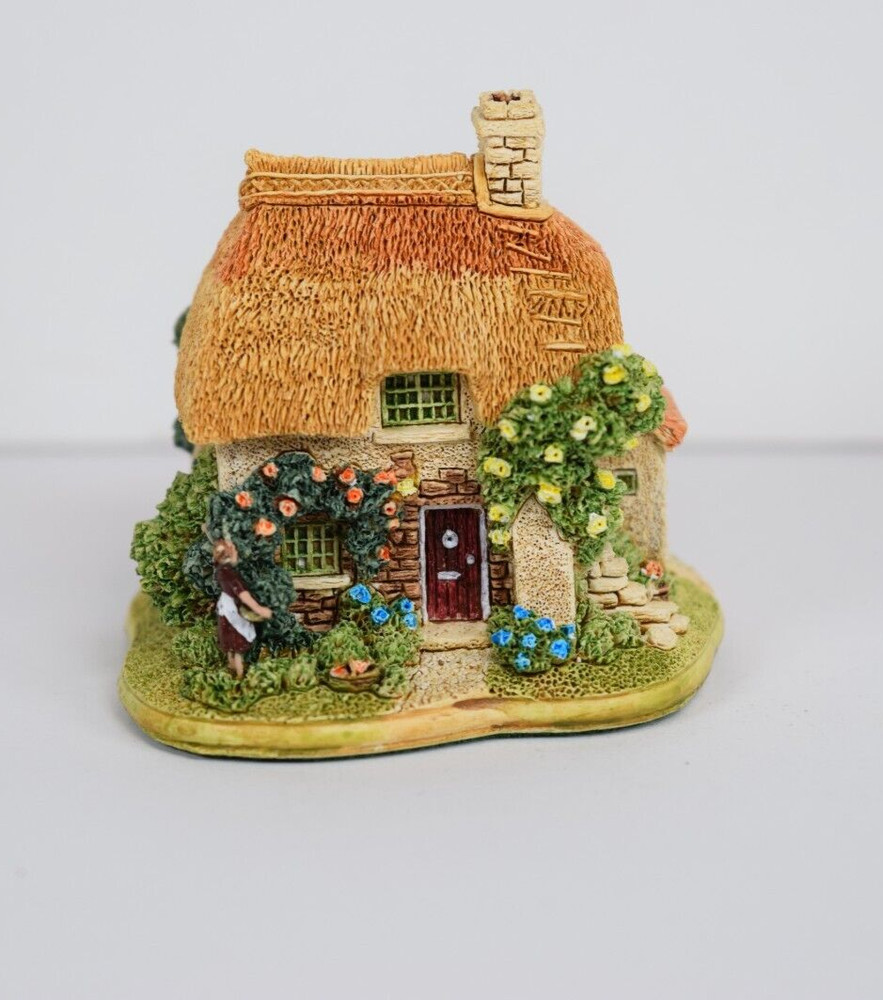 Lilliput Lane Rose Bouquet . Mint in its original box with a deed.