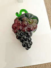 VTG HAND BLOWN ART GLASS GRAPE CLUSTER PURPLE & GREEN WINE THEME 6.5″ X 4″