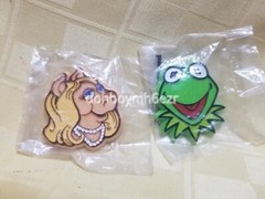 Hallmark Kermit the Frog Miss Piggy Muppets Pin in original packaging LOT