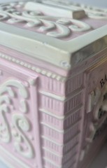 DEPT 56 THE STORYBOOK COLLECTION 2001 CLASSIC ELOISE BANK PINK & MOVIE . . .READ