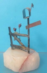 DEMOTT SIGNED 6″ ROCK SCULPTURE ON QUARTZ/ONYX MAILBOX ON FENCE ROSES FLOWERS
