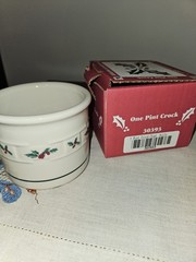 RETIRED LONGABERGER POTTERY: TRADITIONAL HOLLY 1 PINT CROCK