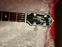 Gene Simmons – Axe Heaven Signature Punisher Mini Bass Guitar Replica Miniature