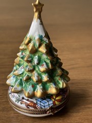 Authentic Rare Limoges Peint Main Christmas Tree Retired Trinket Box Signed