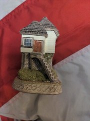 Enesco – David Winter “Signal Box” D1071 in original box