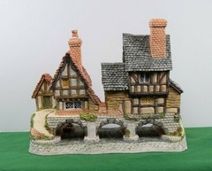 David Winter Cottages Arches Thrice. In original box. Signed by David Winter