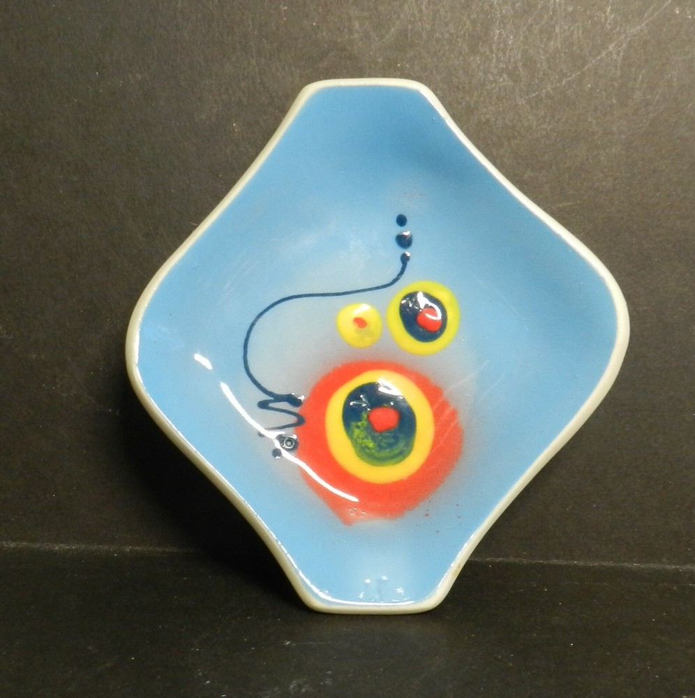 PAX42 — MODERNIST ART POTTERY PORCELAIN SMALL DISH W/ SILICONE FEET 4 3/4″ SQ