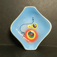 PAX42 — MODERNIST ART POTTERY PORCELAIN SMALL DISH W/ SILICONE FEET 4 3/4″ SQ