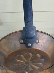 Vintage Long Handle Copper Hearth Pan With Flower 10″ pan 15.5″ handle