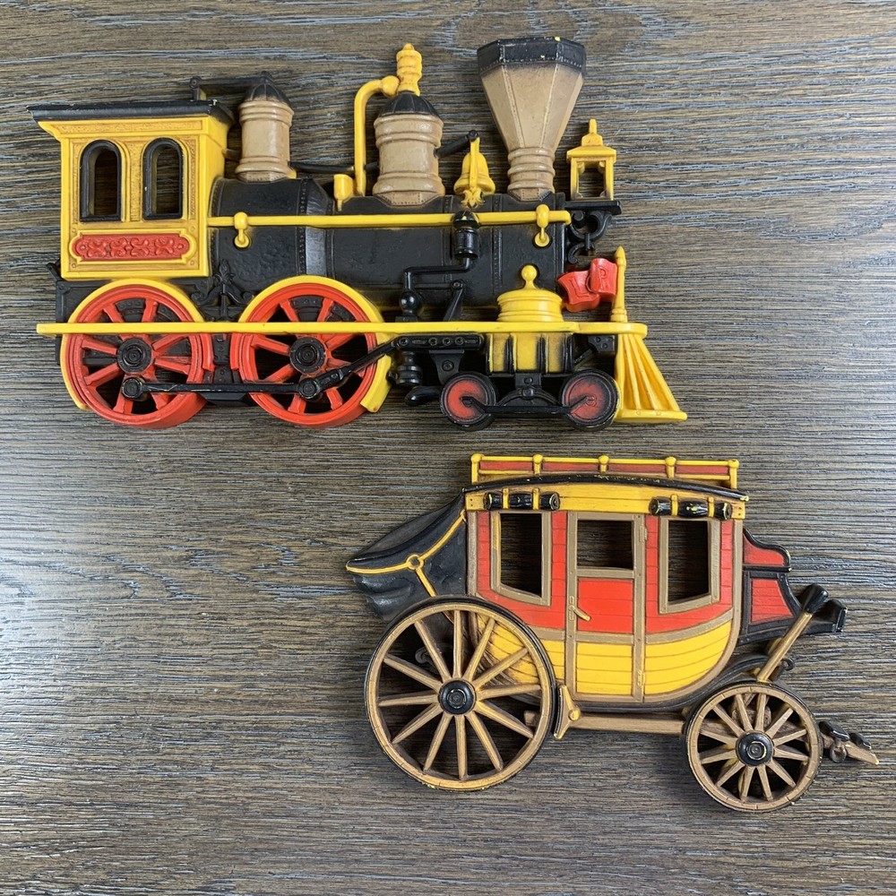 Set of 2 – 1975 HOMCO Train Engine & Stage Coach Plastic Wall Art Décor Plaque