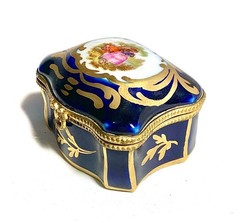 France Limoges Vectoring Couple in Garden Traditi Trinket Box Peint Main Limoge