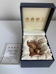 HALCYON DAYS Teddy Bear of the Year 1994 – with scarf