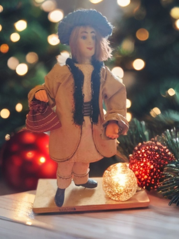 RARE Vtg Traditional Romanian Folk Art Costume Doll Figurine.