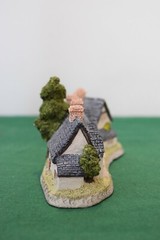 David Winter Craftmens Cottage In original box with a COA.