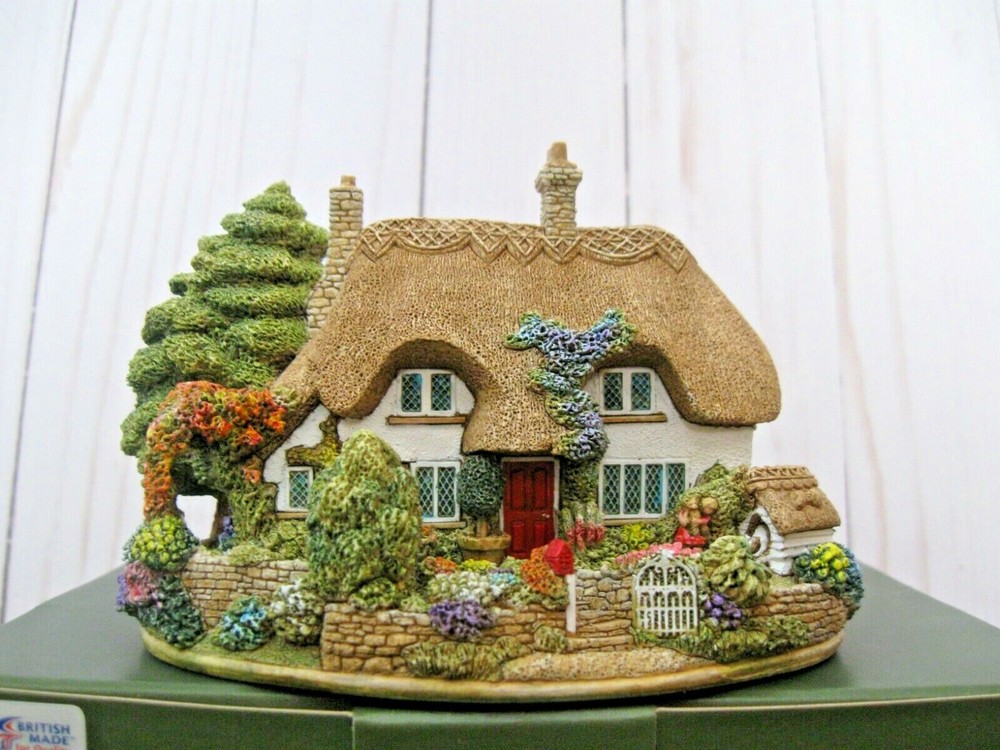 Lilliput Lane The Dog House Mint in its original box with a deed. L2406