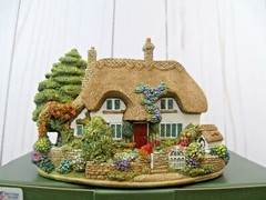 Lilliput Lane The Dog House Mint in its original box with a deed. L2406