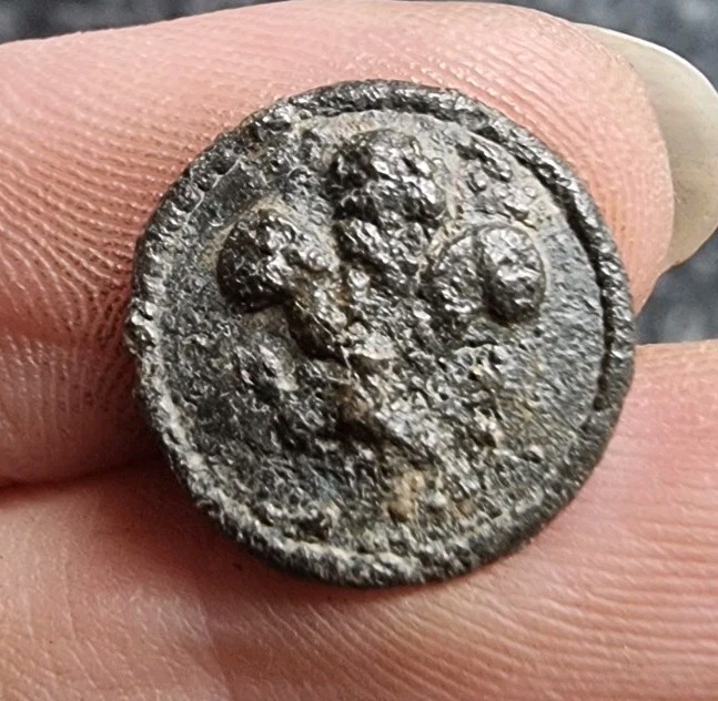 18th Century Cufflink Prince Of Wales Feathers Crown Lead Alloy Detecting Find