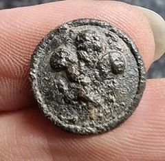 18th Century Cufflink Prince Of Wales Feathers Crown Lead Alloy Detecting Find