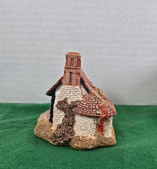 Lilliput Lane Five Ways Cottage. In excellent condition in original box.