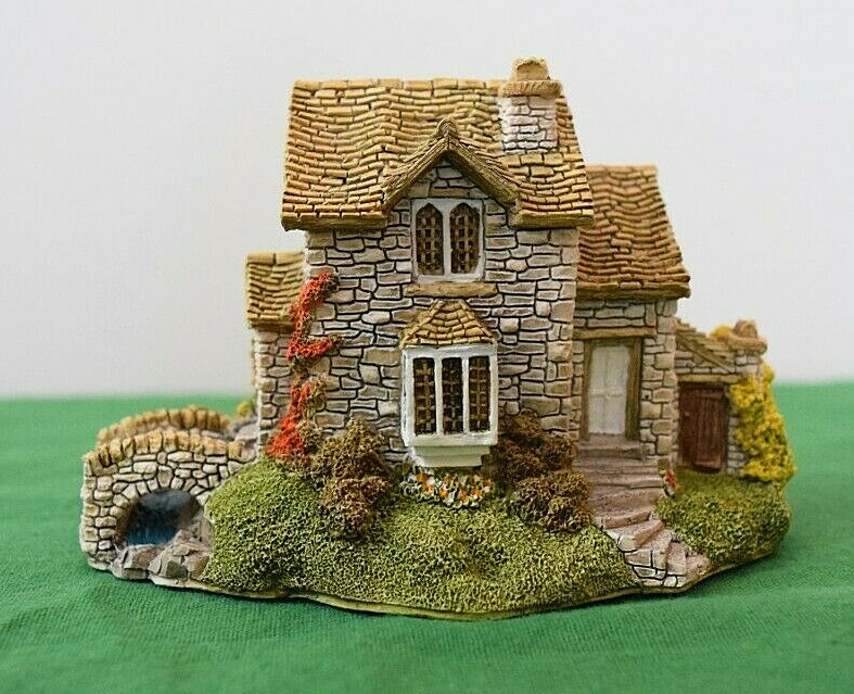 Lilliput Lane Helmere Cottage In excellent condition with deed and original box.