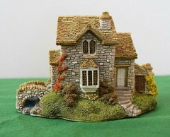 Lilliput Lane Helmere Cottage In excellent condition with deed and original box.