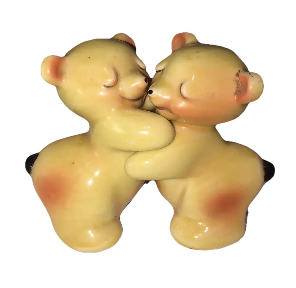 ￼Vintage ceramic salt pepper shakers Bears Light Brown Tellington Huggers Fun