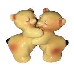 ￼Vintage ceramic salt pepper shakers Bears Light Brown Tellington Huggers Fun