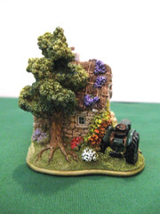 Lilliput Lane Bonnie Scotland L2549 Mint in box with a deed.