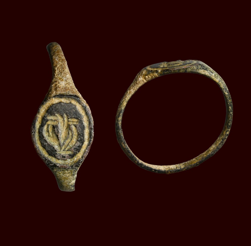 Ancient Greek / Seleukid Bronze Signet Ring with Cornucopia Symbol 300BC