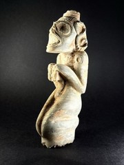 RARE ANCIENT PRE COLUMBIAN STONE CARVED TAINO BEHIQUE CROUCHED POSITION C 900AD