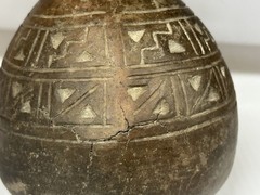 NICELY ENGRAVED PRE-COLUMBIAN INCA ARYBALLOS EFFIGY POTTERY BOTTLE / JAR, MEXICO