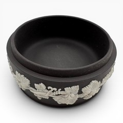 WEDGWOOD Black Jasperware 5″ Round Grapevine TRINKET BOX England UK Grape Leaf